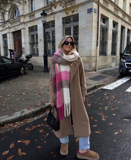 Mastering Winter Elegance: How to Choose and Stylishly Wear Scarves